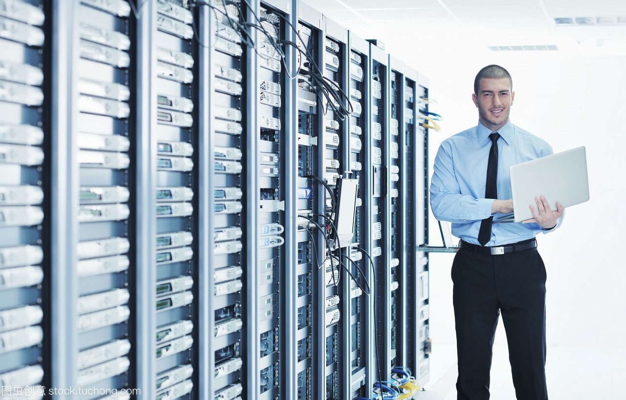 铝薄光影中的数字脉搏 年轻工程师与服务器的未来对话